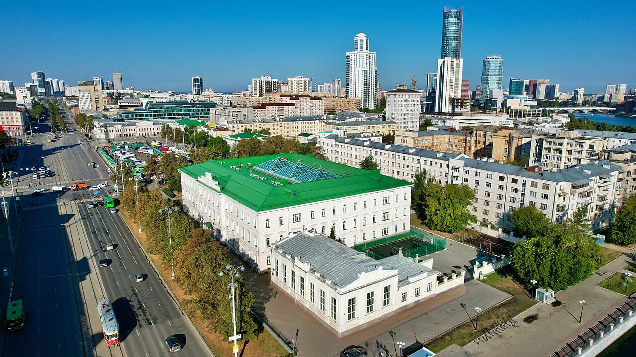 Здание гимназии № 9 в Екатеринбурге