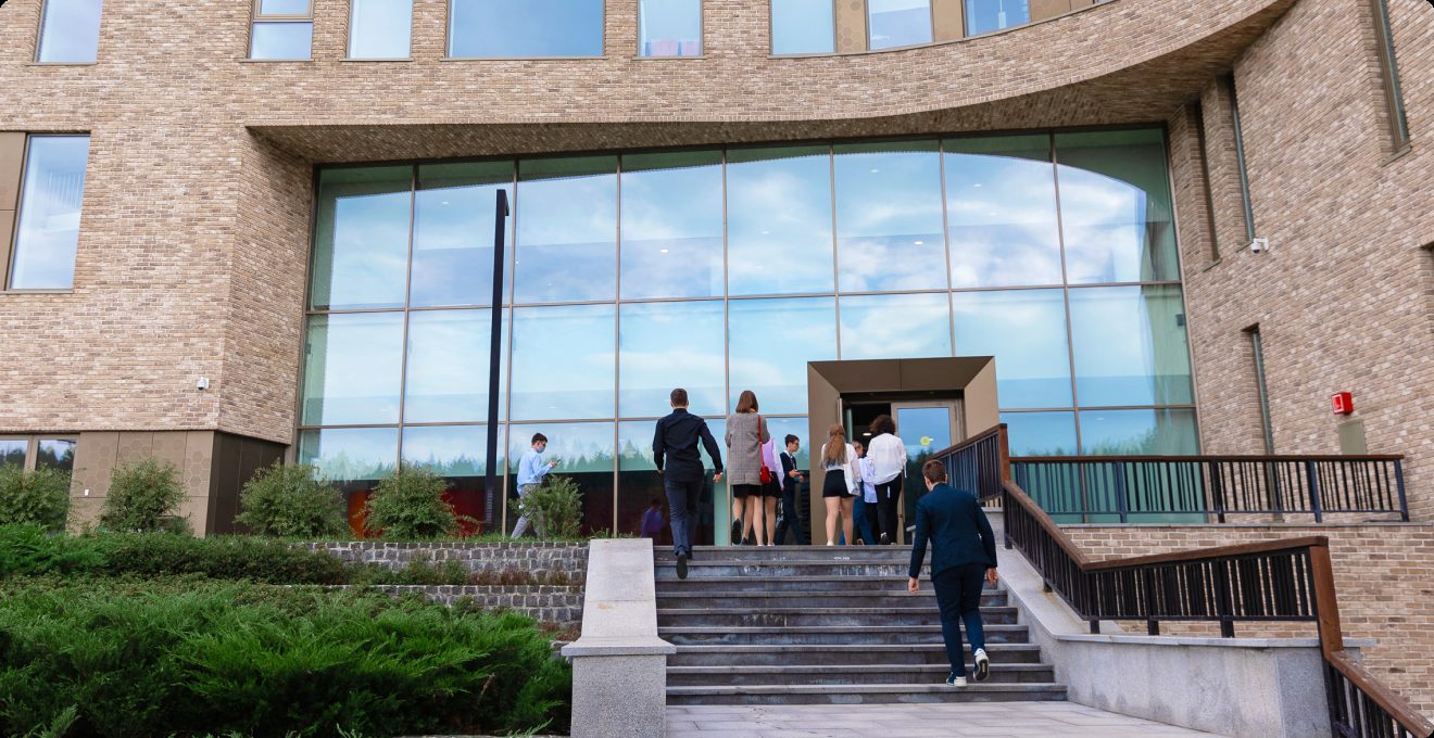 Вход в главное здание школы Летово