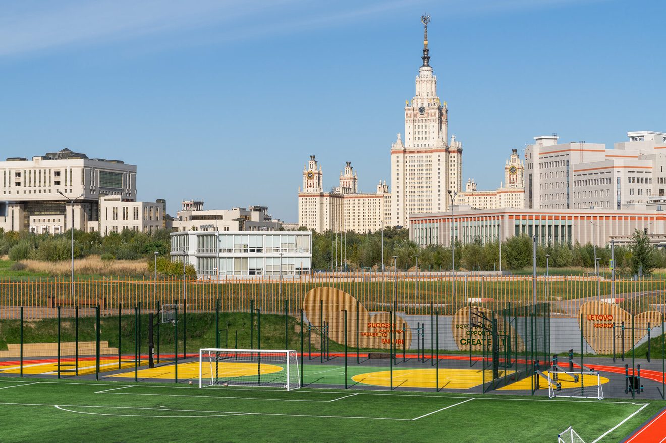 Стадион кампуса Летово Джуниор с видом на главное здание МГУ